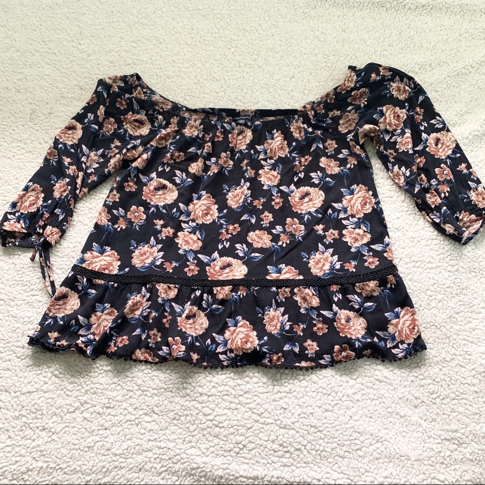 🇨🇦3/$30 • AE Off the Shoulder Floral Top